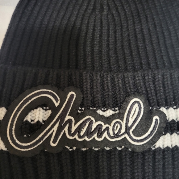 Chanel 24 fall Collection Signature beanie - Picture 4 of 14